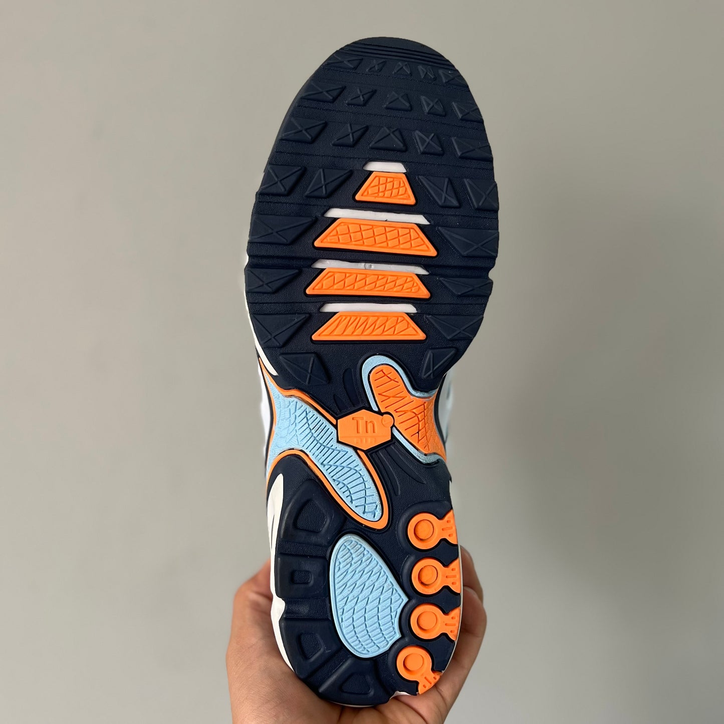 NIKE AIR MAX PLUS LIGHT SMOKE