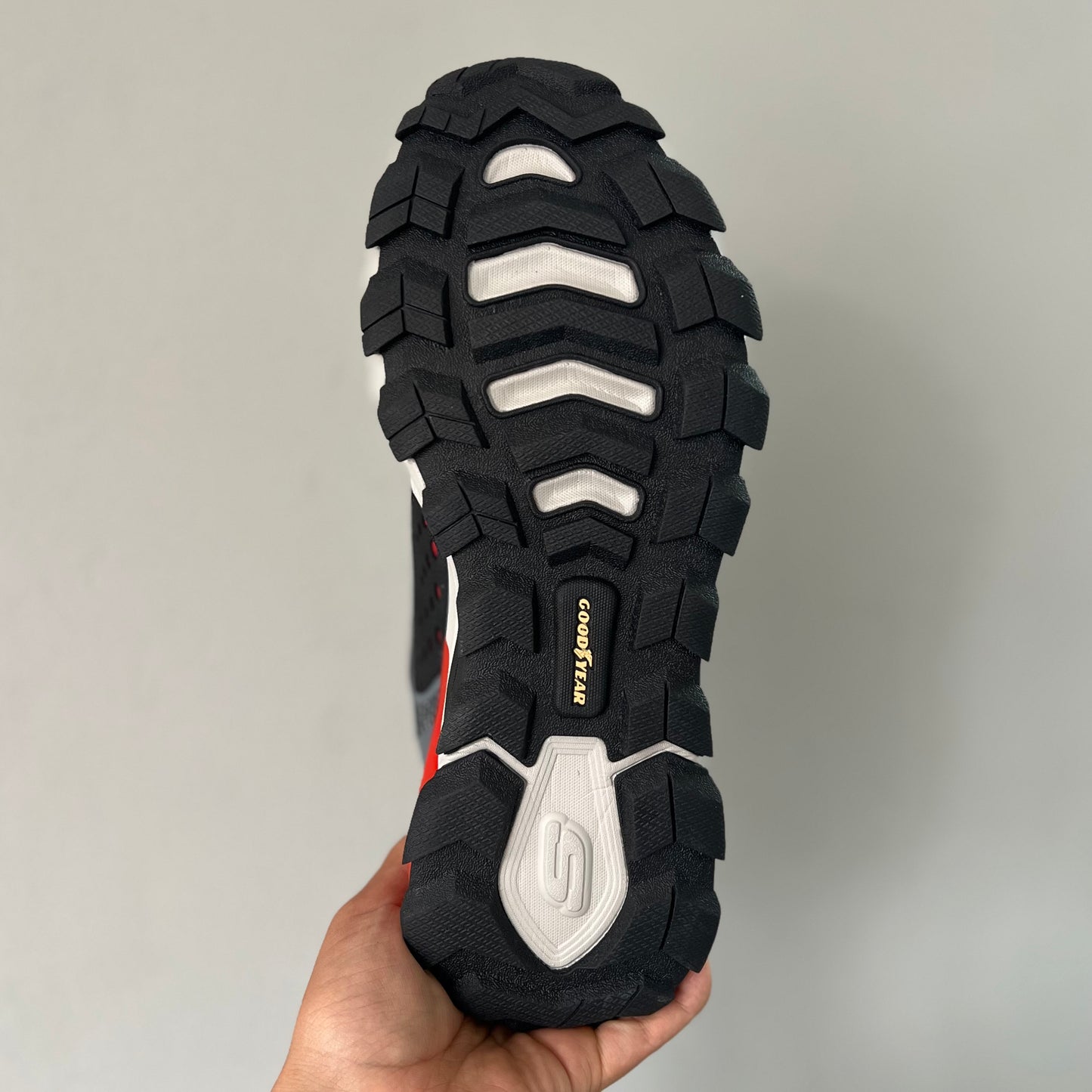 SKECHERS MAX PROTECT