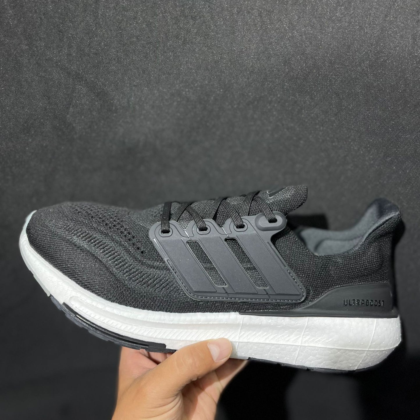 ADIDAS ULTRABOOST
