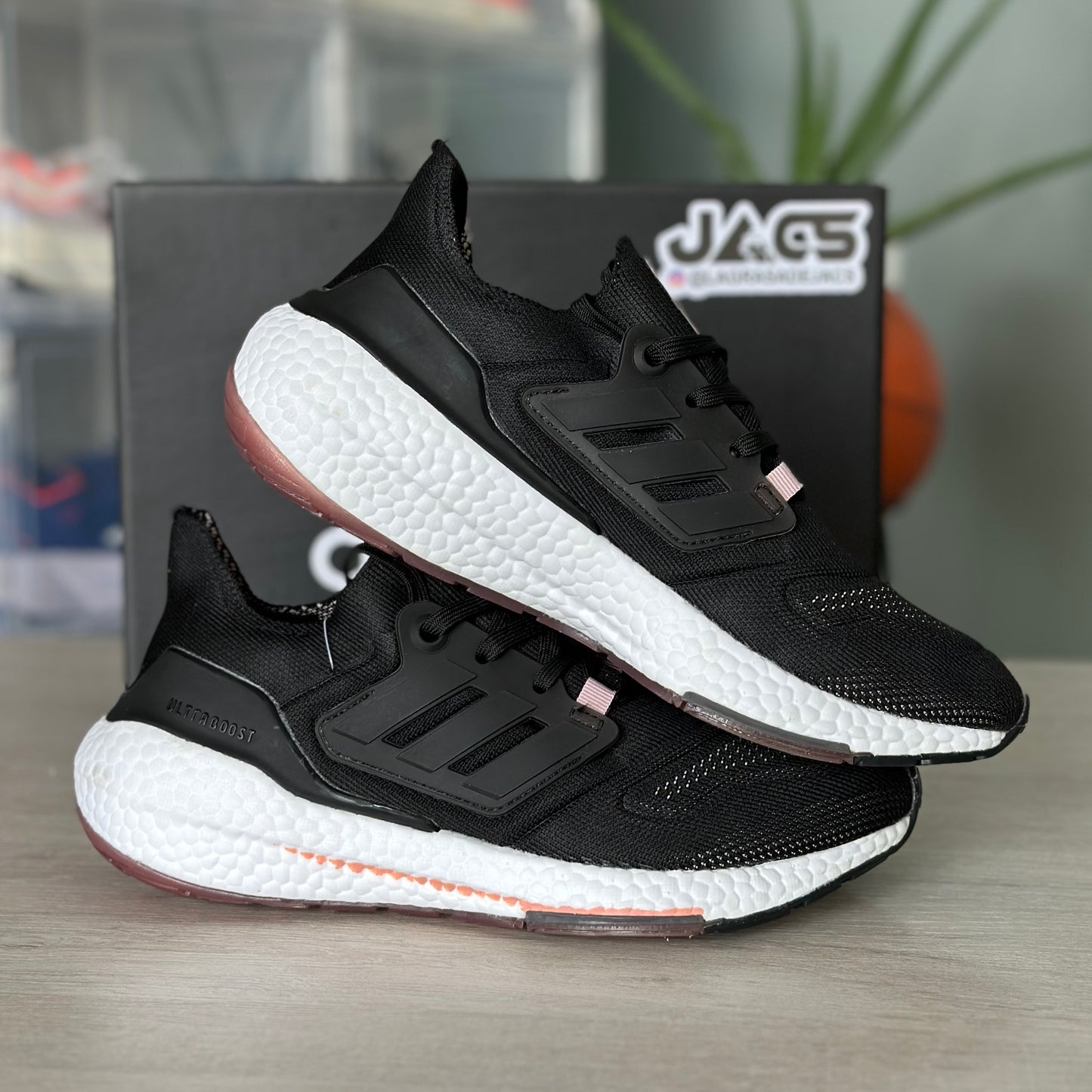 ADIDAS ULTRABOOST