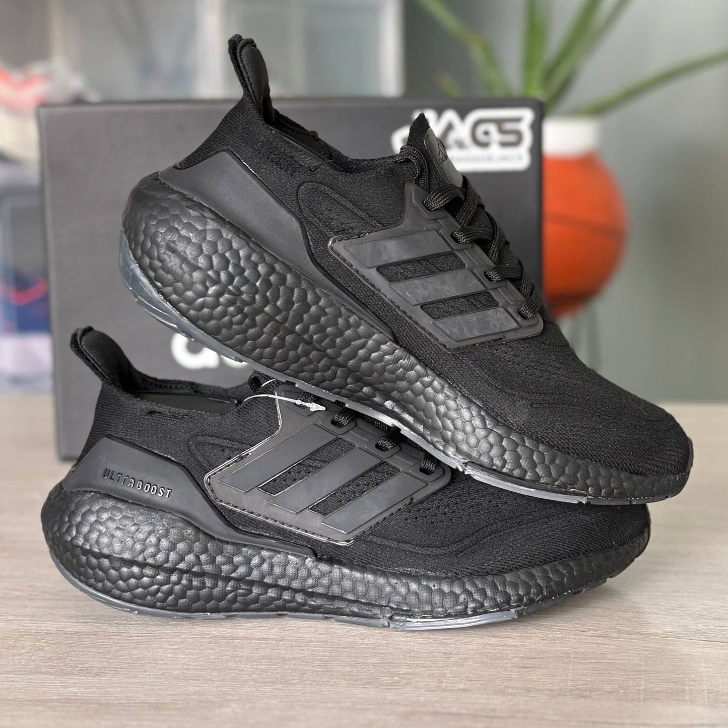 ADIDAS ULTRABOOST