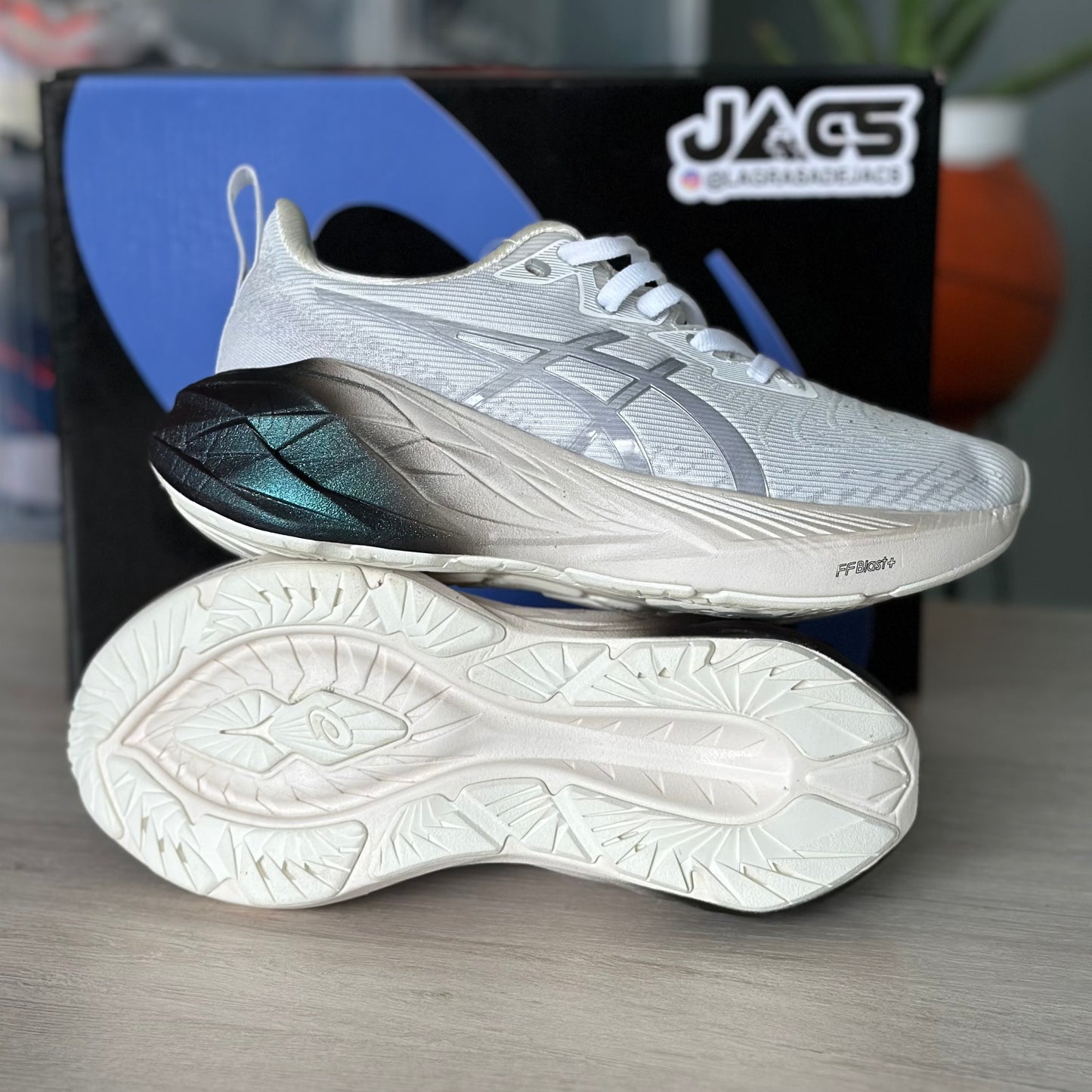ASICS NOVABLAST 4