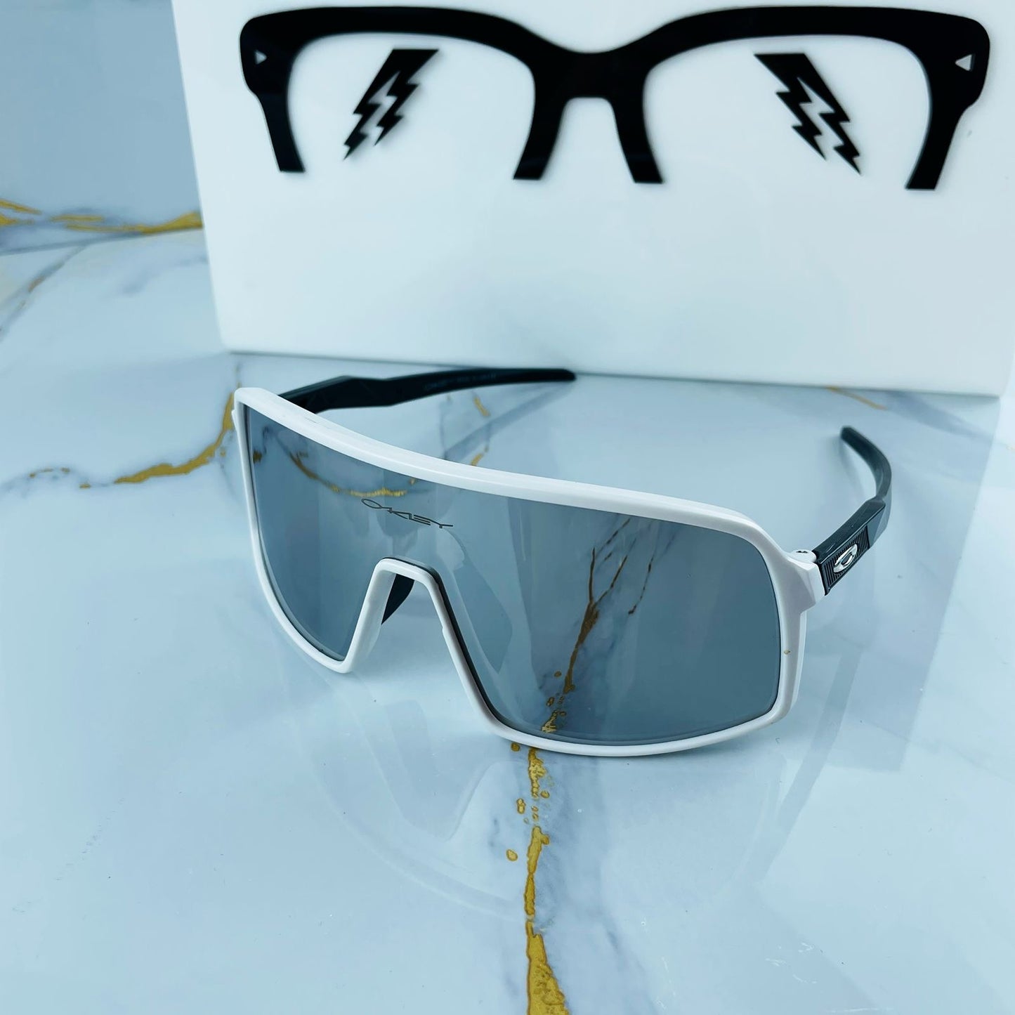 OAKLEY