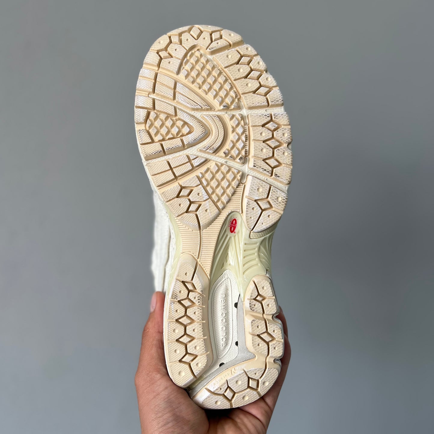 NEW BALANCE 2002R